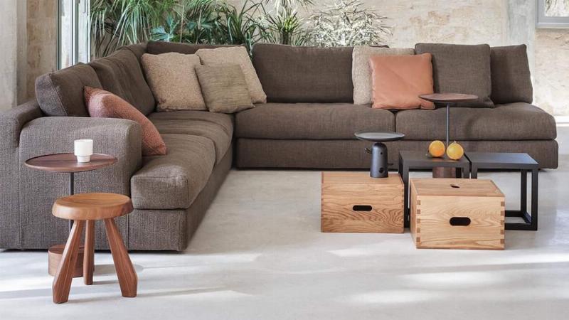 Tabouret Le Corbusier authentique dans un intérieur moderne, mettant en valeur sa simplicité et son élégance fonctionnelle